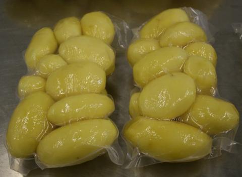 Вакуумная упаковка очищенного картофеля по 1,5 кг