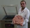 Вакуумная упаковка сосисок на двухкамерном вакуумном упаковщике